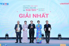 La directora general de la VNA y presidenta del Consejo del Premio, Vu Viet Trang, y el viceministro de Cultura, Deportes y Turismo, Ta Quang Dong, entregan el primer premio a los autores. (Foto: VNA)
