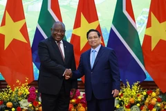 El primer ministro de Vietnam, Pham Minh Chinh, y el presidente de Sudáfrica, Matamela Cyril Ramaphosa. (Foto: VNA)