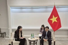 El ministro de Finanzas, Nguyen Van Thang, en reunión con directivos de Intel en Washington (Foto: VNA)