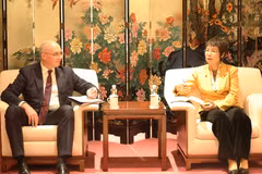La directora general de la Agencia Vietnamita de Noticias, Vu Viet Trang, y su homólogo de la Agencia rusa de Noticias TASS, Andrey Kondrashov, intercambian sobre la cooperación bilateral. (Foto: VNA)