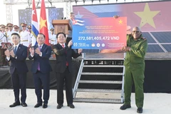 El viceprimer ministro vietnamita Ho Quoc Dung entrega de forma simbólica al vicepresidente de Cuba, Salvador Valdés Mesa, la segunda parte financiera del Programa de Donaciones para apoyar al pueblo cubano "65 años de amistad Vietnam-Cuba", organizado por la Cruz Roja de Vietnam. (Foto: VNA)