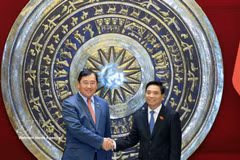 El vicepresidente de la Asamblea Nacional de Vietnam Nguyen Doan Anh recibe al titular de la Comisión de Relaciones Exteriores, Cooperación Internacional e Información de la Asamblea Nacional de Camboya, Suos Yara. (Foto: VNA)
