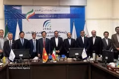 El embajador de Vietnam en Irán, Nguyen Luong Ngoc, y representantes del Instituto de Investigación de Tecnologías de la Información y las Comunicaciones (ITRC). (Foto: VNA)
