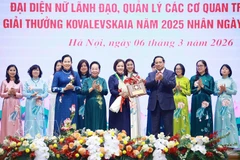El primer ministro de Vietnam, Pham Minh Chinh, entrega Premio Kovalevskaia 2025 a la profesora Tran Thi Viet Nga, directora del Instituto de Alta Tecnología Vietnam-Japón y docente de la Universidad de Construcción de Hanoi (Foto: VNA)