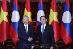 El secretario general del Partido Comunista de Vietnam (PCV), To Lam, (izquierda) se reúne con el primer ministro de Laos, Sonexay Siphandone. (Foto: VNA)