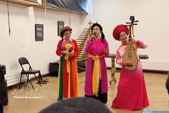 Interpretación de la canción “Trong Com” (Tambor cilíndrico tradicional vietnamita) con letras adaptadas al francés para facilitar el acercamiento y la comprensión de los espectadores locales. (Foto: VNA)