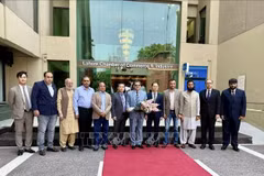 El embajador de Vietnam en Pakistán, Pham Anh Tuan, con dirigentes de la Cámara de Comercio e Industria de Lahore. (Foto: VNA)