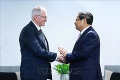 El primer ministro de Vietnam, Pham Minh Chinh, y Neil Pollock, vicepresidente de la Cámara de Comercio e Industria de Sudáfrica. (Foto: VNA)