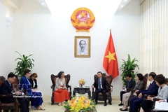 El viceprimer ministro vietnamita, Tran Hong Ha, recibe a la representante residente del Programa de las Naciones Unidas para el Desarrollo (PNUD) en Vietnam, Ramla Khalidi, y la representante de la Organización Mundial de la Salud (OMS) en el país, Angela Pratt. (Foto: VNA)