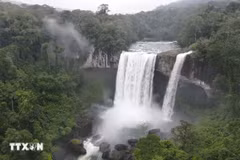 Desafían una peligrosa ruta de montaña para descubrir la majestuosa cascada K50
