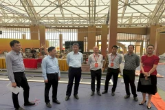 El vicepresidente del Comité Popular de Hanoi, Nguyen Manh Quyen, inspecciona los preparativos del espacio para promocionar y exhibir los productos industriales y comerciales más destacados de la capital en la Feria de Otoño 2025. (Foto: VNA)