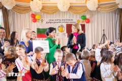 Ngo Phuong Ly, esposa del secretario general del Partido Comunista de Vietnam, To Lam, visita el jardín de infancia Zvanche número 2 en la capital de Bulgaria, Sofía. (Foto: VNA)