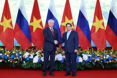 El primer ministro de Vietnam, Pham Minh Chinh, recibie al presidente de la Duma Estatal de Rusia, Vyacheslav Volodin. (Foto: VNA)