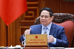 El primer ministro de Vietnam, Pham Minh Chinh, preside una reunión para revisar el progreso y acelerar la implementación del proyecto ferroviario clave Lao Cai - Hanoi - Hai Phong, que conectará con la red china. (Foto: VNA)