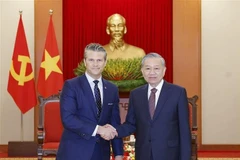 El secretario general del Partido Comunista de Vietnam, To Lam, y el secretario de Guerra de Estados Unidos, Pete Hegseth. (Fuente: VNA)