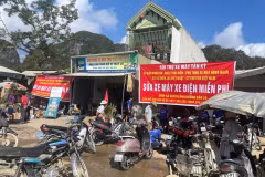 Mecánicos voluntarios reparan motos y electrodomésticos tras inundaciones en Nghe An (Foto: VNA)