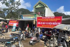Mecánicos voluntarios reparan motos y electrodomésticos tras inundaciones en Nghe An (Foto: VNA)