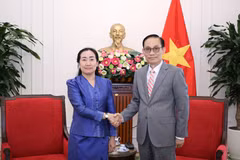 El ministro de Relaciones Exteriores de Vietnam, Le Hoai Trung, recibe a Touch Sopharath, recién nombrada embajadora de Phnom Penh en Hanoi. (Foto: Cancillería)