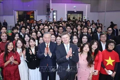 El secretario general del Partido Comunista de Vietnam, To Lam, con el presidente de la Universidad Aalto, Ilkka Niemela y estudiantes vietnamitas en Finlandia. (Foto: VNA)