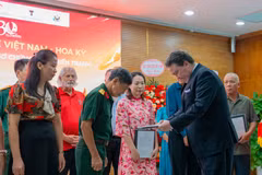 El exembajador de Estados Unidos en Vietnam, Marc E. Knapper, entrega los “Expedientes de evidencias de guerra” en 2025. (Foto: Vietnam+)