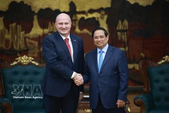 El primer ministro de Vietnam, Pham Minh Chinh, y el ministro ruso de Situaciones de Emergencia, Aleksandr Kurenkov (Foto: VNA)
