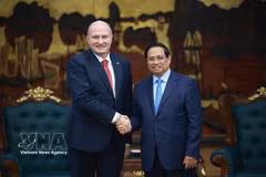 El primer ministro de Vietnam, Pham Minh Chinh, y el ministro ruso de Situaciones de Emergencia, Aleksandr Kurenkov (Foto: VNA)