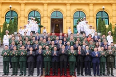 El presidente de Vietnam, Luong Cuong, anuncia el ascenso de tres altos oficiales militares a los rangos de General y Coronel General. (Foto: VNA)