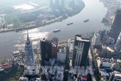 Edificios financieros en el centro de Ciudad Ho Chi Minh, a orillas del río Saigón. (Foto: VNA)