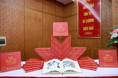 Estrenan libro sobre los 80 años de historia del Parlamento vietnamita (Foto: VNA)