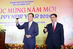 Tran Luu Quang (izquierda), miembro del Buró Político y secretario del Comité partidista de Ciudad Ho Chi Minh en el evento. (Foto: VNA)