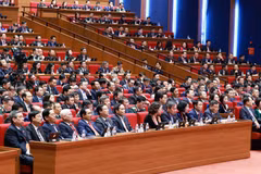 Delegados estudian documentos presentados al XIV Congreso Nacional del PCV (Foto: VNA)