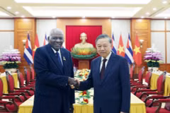 El secretario general del Partido Comunistad de Vietnam, To Lam, recibe al presidente de la Asamblea Nacional del Poder Popular y del Consejo de Estado de Cuba, Esteban Lazo Hernández. (Foto: VNA)