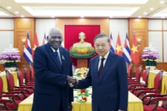 El secretario general del Partido Comunistad de Vietnam, To Lam, recibe al presidente de la Asamblea Nacional del Poder Popular y del Consejo de Estado de Cuba, Esteban Lazo Hernández. (Foto: VNA)
