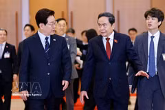 El presidente de la Asamblea Nacional (AN, Parlamento), Tran Thanh Man, recibe al presidente de Corea del Sur, Lee Jae Myung. (Foto: VNA)