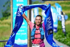 En la prueba reina de 100 km masculina, Ngo Van Chinh, del Club de Corredores Étnicos de Sa Pa, se llevó la victoria con un tiempo récord de 13:00:10. (Foto: VNA)