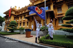 Ceremonia de izado de banderas con motivo del 31.º aniversario de la adhesión de Vietnam a la ASEAN y del 59.º aniversario de la fundación de la Asociación de Naciones del Sudeste Asiático, celebrada el 31 de julio de 2026 en Hanoi. (Foto: VNA)