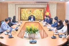 El viceprimer ministro Nguyen Chi Dung (centro) elogia los logros del Centro de Innovación NAB Vietnam, en particular su contribución al desarrollo de recursos humanos tecnológicos de alta calidad y al apoyo al ecosistema de innovación y transformación digital de Vietnam. (Foto: VGP)