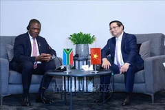 El primer ministro de Vietnam, Pham Minh Chinh, y el vicepresidente de Sudáfrica, Paul Mashatile. (Foto: VNA)