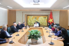 El viceprimer ministro Nguyen Chi Dung y la Asociación de Amistad Alemania-Vietnam acuerdan impulsar intercambios pueblo a pueblo y cooperación en tecnología y energía verde. (Foto: VNA)