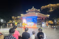 Lago Hoan Kiem convertido en escenario de espectáculo artístico comunitario. Foto: VNA