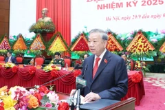 El secretario general del Partido Comunista de Vietnam, To Lam, insta al Ejército Popular a fortalecer la unidad, la voluntad, el talento y la fuerza para cumplir con sus misiones en la nueva era. (Foto: VNA)