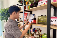 Consumidores escanean el código de un producto para consultar información sobre su origen y trazabilidad. (Foto: VNA)