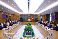 El primer ministro de Vietnam, Le Minh Hung, recibie al embajador de China en Hanoi, He Wei. (Foto: VNA)