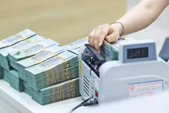 Los bancos que operen en este centro deben actuar como “centinelas” en toda la cadena de transacciones, controlando los flujos de dinero y combatiendo la evasión fiscal y el lavado de dinero transfronterizo. (Foto: baodautu.vn)