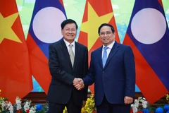 El primer ministro de Vietnam, Pham Minh Chinh, y el secretario general del Partido Popular Revolucionario de Laos y presidente del país, Thongloun Sisoulith (Foto: VNA)