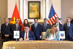Representantes de la Compañía de Refinación y Petroquímica Binh Son y del grupo energético Chevron firman un memorando de entendimiento. (Foto: VNA)