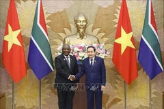 El titular de la Asamblea Nacional de Vietnam, Tran Thanh Man, recibe al presidente de Sudáfrica, Matamela Cyril Ramaphosa. (Foto: VNA)