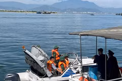 Las fuerzas de la Guardia Fronteriza de Dong Thap verifican la documentación de zarpe de las embarcaciones pesqueras. (Foto: VNA)