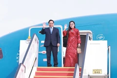 El primer ministro de Vietnam, Pham Minh Chinh, y su cónyuge llegan a Kuwait para iniciar una visita oficial. (Foto: VNA)