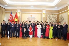 El secretario general del Partido Comunista de Vietnam, To Lam, junto con una delegación de alto nivel, visita la Embajada de Hanoi en Pionyang (Foto: VNA)